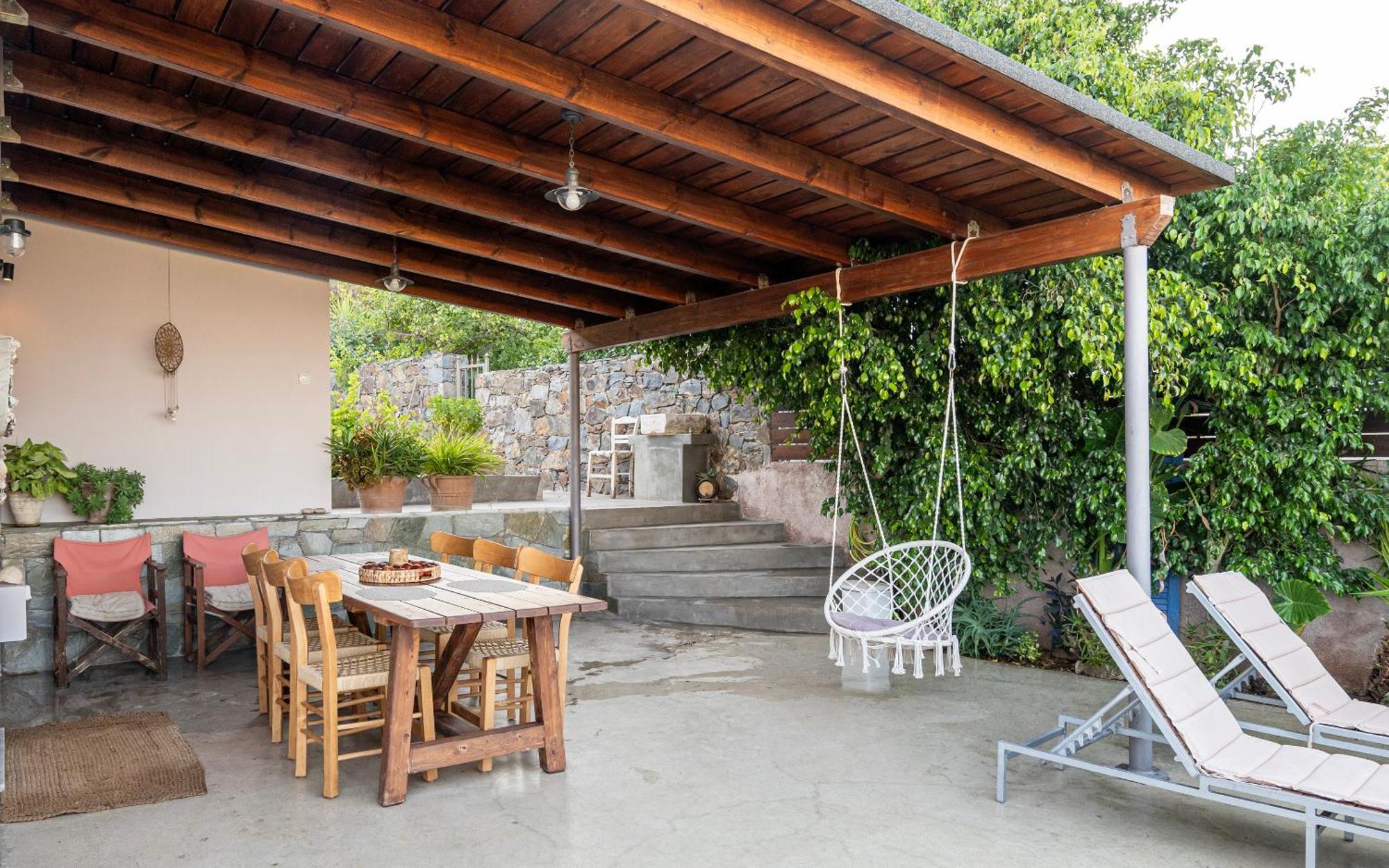 M & E Sea View House *